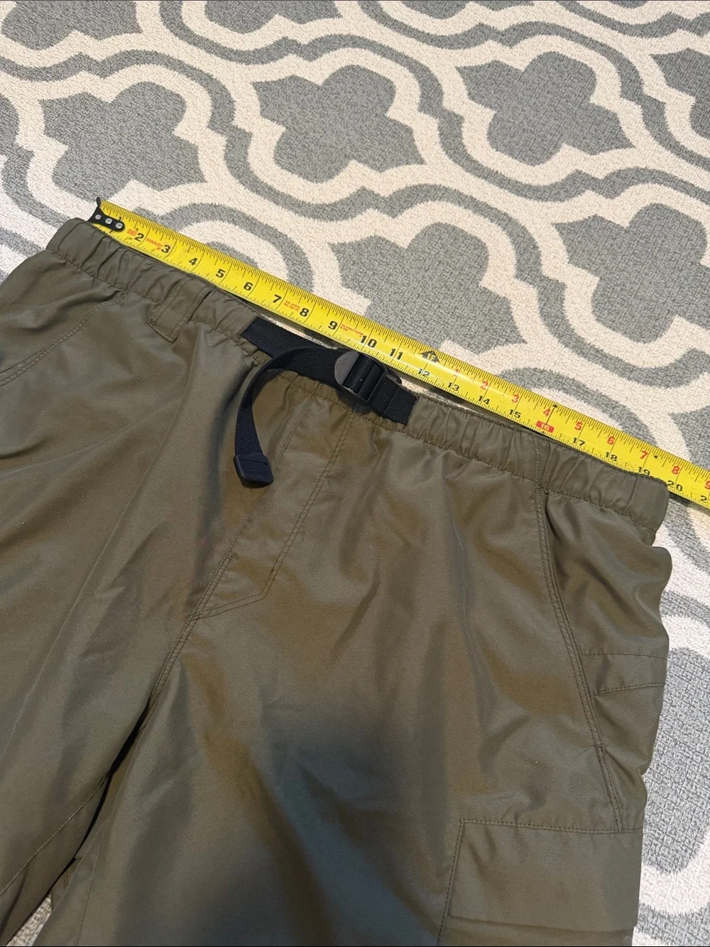 The North Face Men’s XL Olive Army Green drawstring lined shorts built in belt